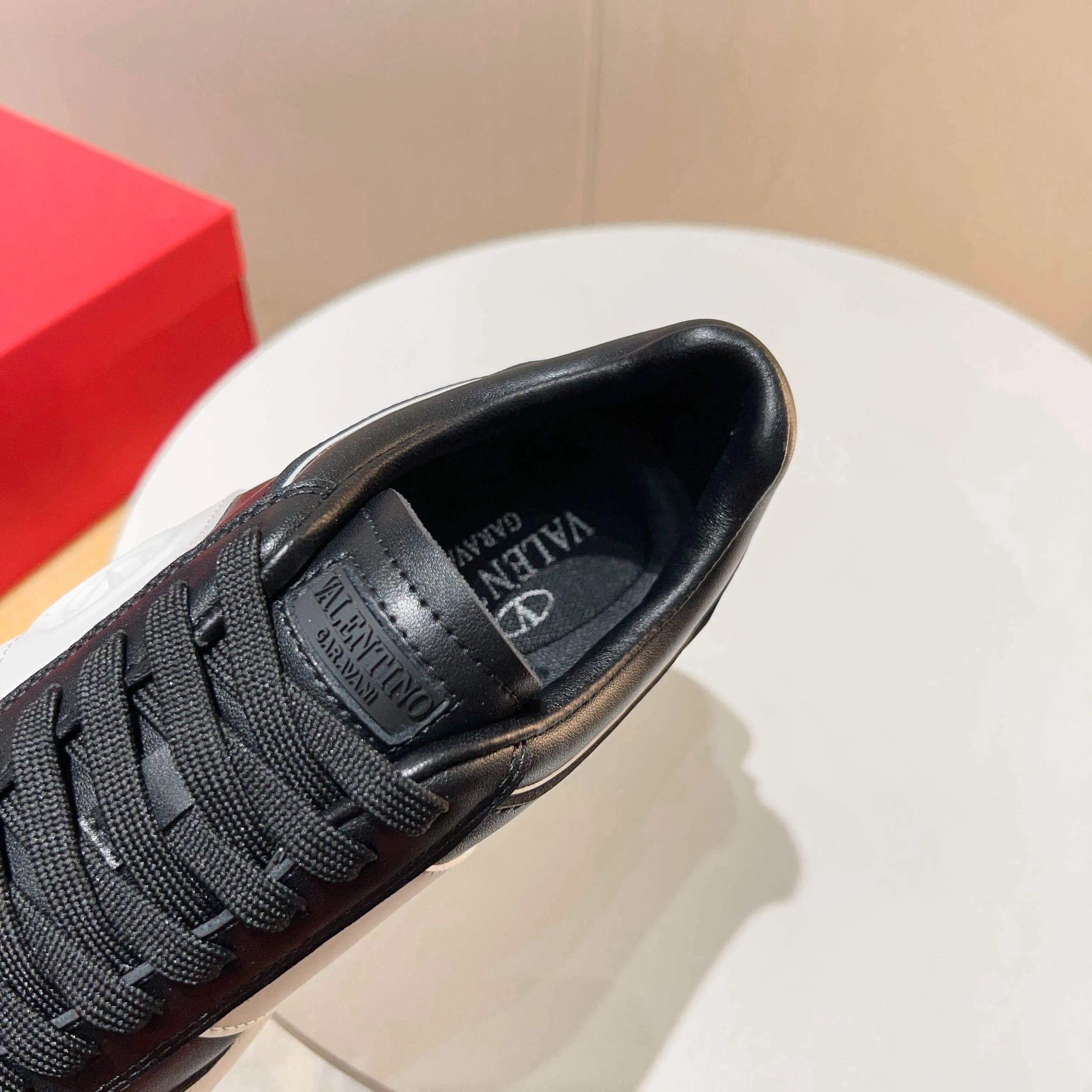 Ex-factory price: 520💰𝙑𝙖𝙡𝙚𝙣𝙩𝙞𝙣𝙤/Valentino𝙑𝙏 The latest official website main model in early autumn Classic continuation💯Making goods all year round🎁Wannian classic series sports and casual shoes💥, a must-have trendy item all year round🏆Many stars and Internet celebrities have performed it🔥 The original version is developed one to one, perfect last shape, VT iconic logo, logo printing on tongue and upper, original full set of packaging, full oil edge on the upper, T men's men's shoes💰u ultra-light combination outsole Comfortable on the feet, not squeezing the feet, fabric/first layer of cowhide. Lining/cow lining💕 Standard size: 38-44 (45 can be ordered)